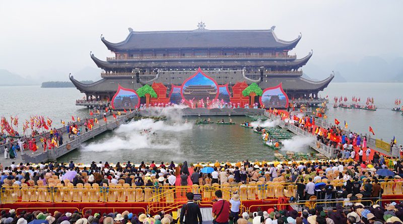 Hàng nghìn người tham dự Lễ khai hội ở ngôi chùa lớn nhất thế giới